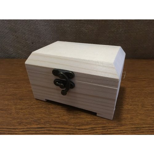 Fa láda / kincsesláda (doboz), fém csatos, TÉGLALAP alapú, lapos tetejű (13*8*8 cm), KICSI