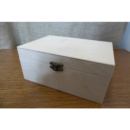 Fa doboz, fém csatos, TÉGLALAP alakú (17,5*12,5*8 cm)