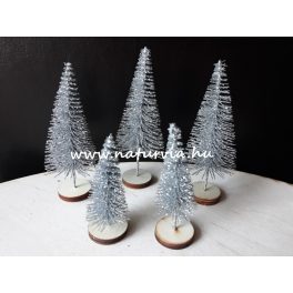   mini fenyő / fenyőfa szett (5 db/szett), fa talpon EZÜST (2db 4 cm-es, 3db 6 cm-es)
